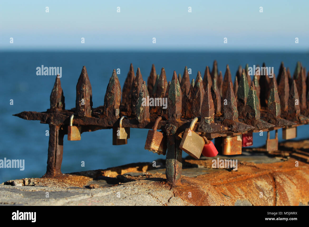 Questi i lucci sono supposti per impedire alle persone di salire su una parete, lasciano 'amore' blocca invece. Foto Stock