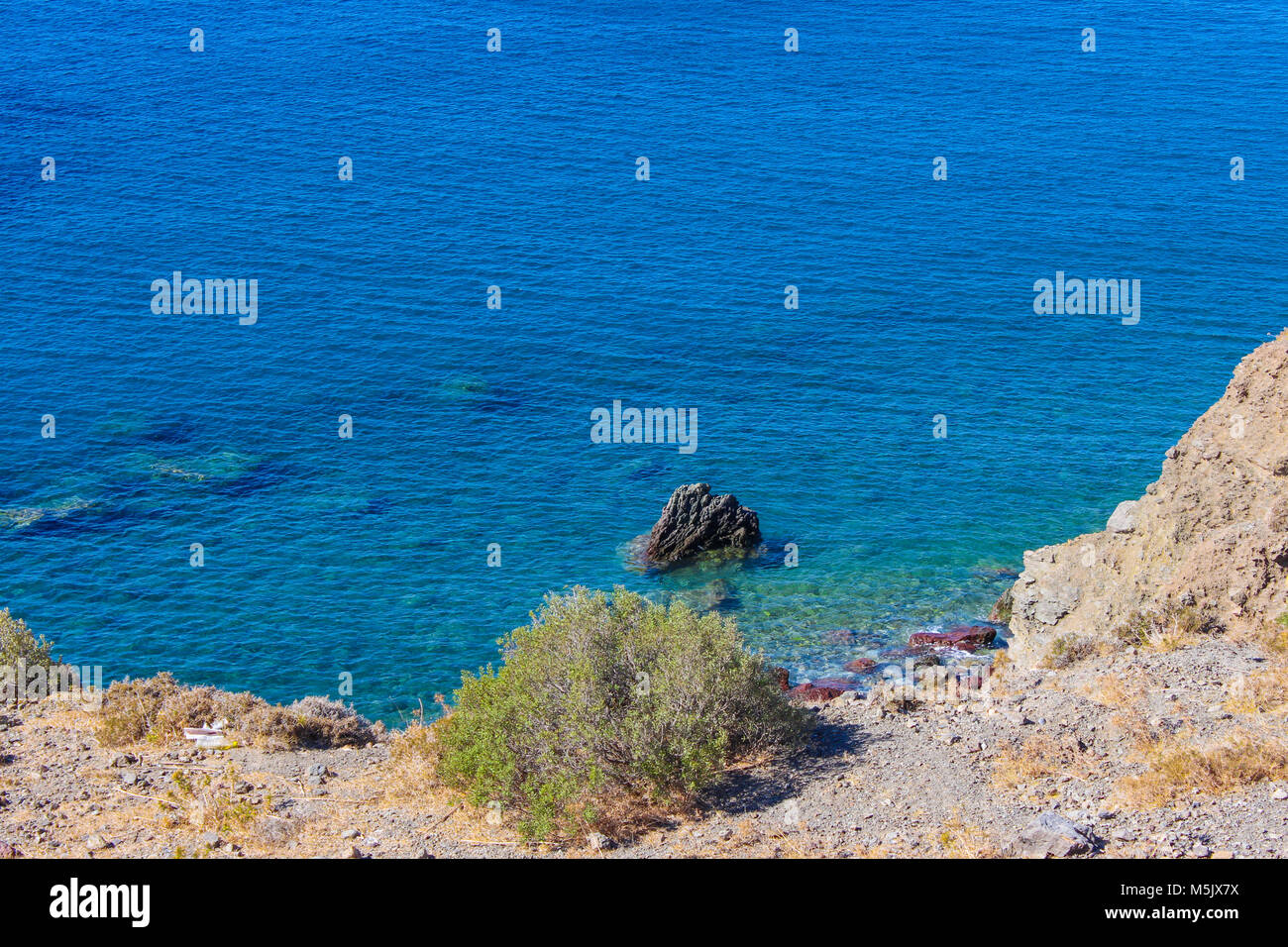 Bella vista sulla costa in blu acqua turchese Foto Stock