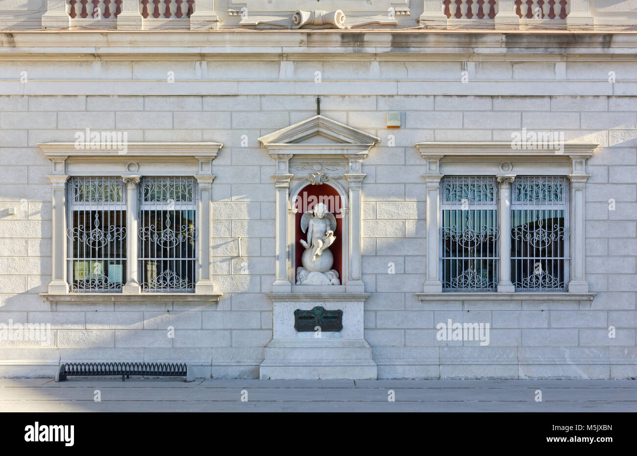La facciata dell'edificio neoclassico ubicazione dell'ufficio postale nelle principali sqaure di Palmanova, Italia Foto Stock