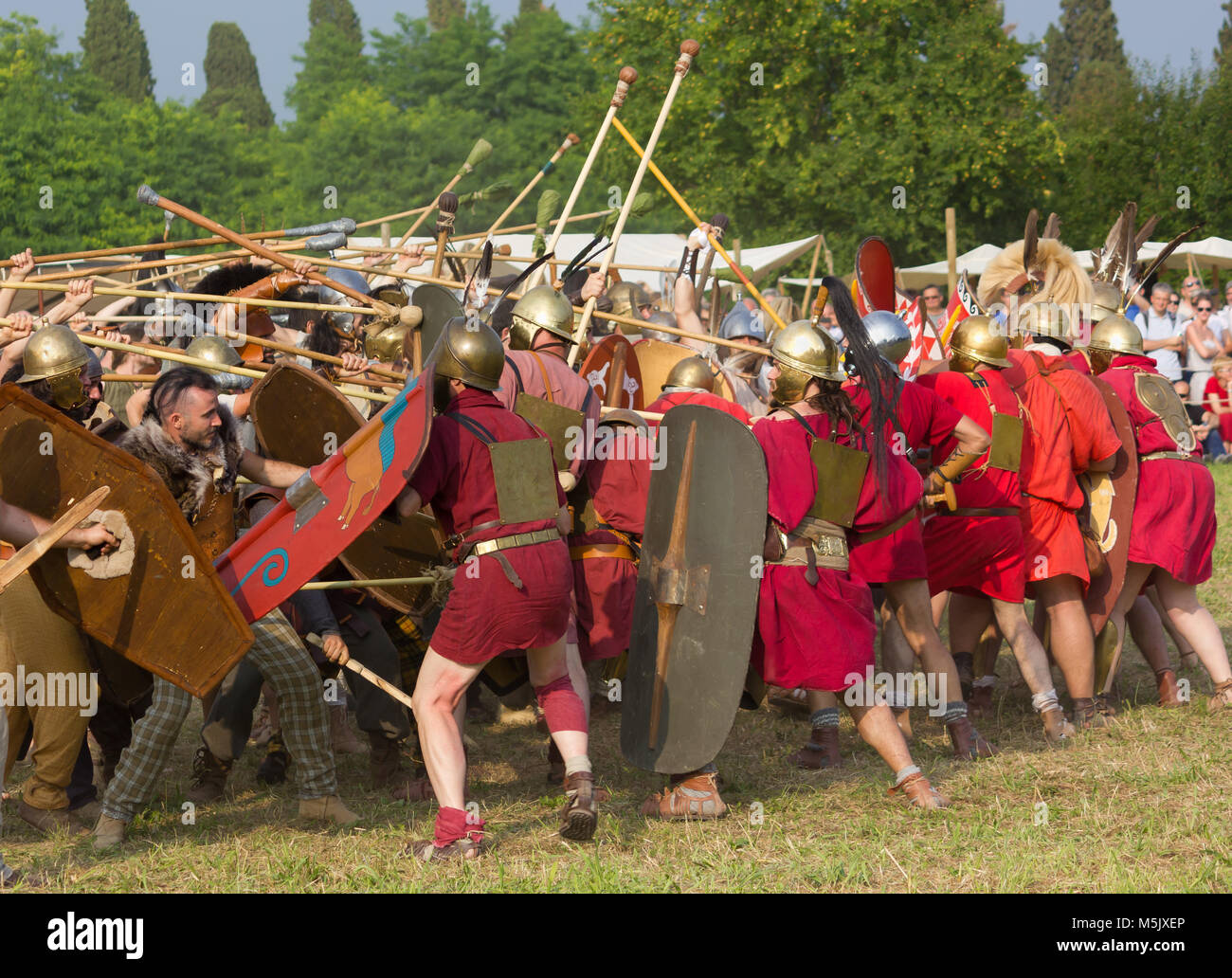 AQUILEIA, Italia - 22 Giugno 2014: la battaglia tra i Romani e i Celti Carniche presso l'antico romano rievocazione storica Foto Stock