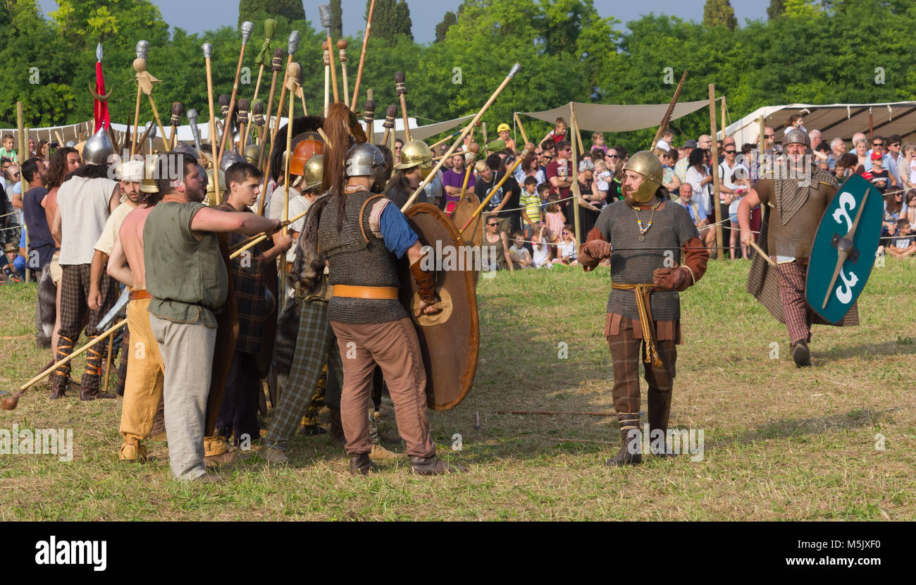 AQUILEIA, Italia - 22 Giugno 2014: una formazione di Carniche soldati celtica prima della battaglia tra loro e i Romani presso l'antico romano rievocazione storica Foto Stock