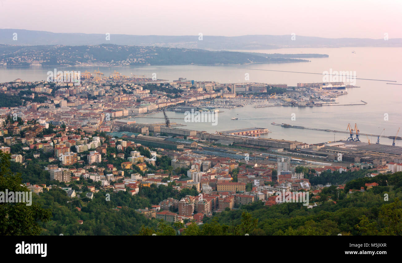 Trieste, Italia, cityscape al tramonto Foto Stock
