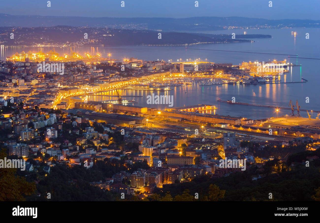 Trieste, Italia, cityscape in tarda serata Foto Stock