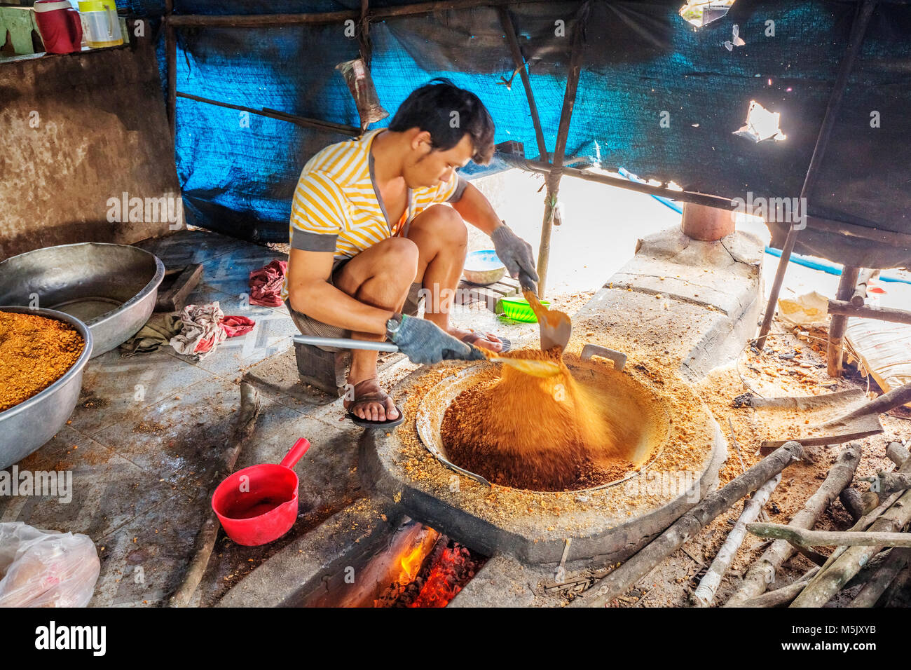 Trasformazione Tây Ninh gamberetti sale (muoi tom) di cucina vietnamita. Tay Ninh è famosa per il commercio all'ingrosso di gamberi sale in Vietnam Foto Stock