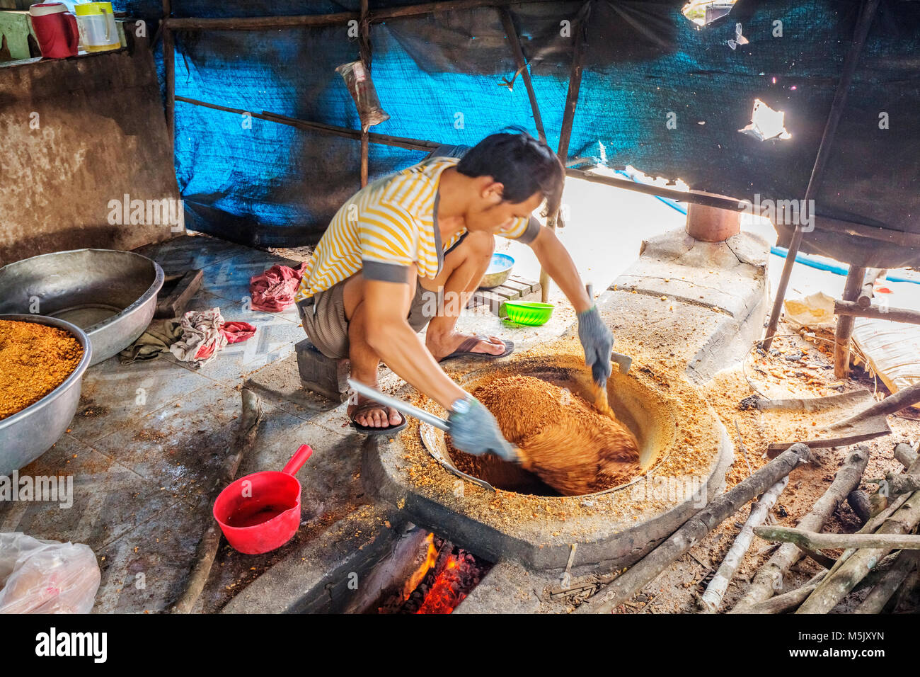 Trasformazione Tây Ninh gamberetti sale (muoi tom) di cucina vietnamita. Tay Ninh è famosa per il commercio all'ingrosso di gamberi sale in Vietnam Foto Stock