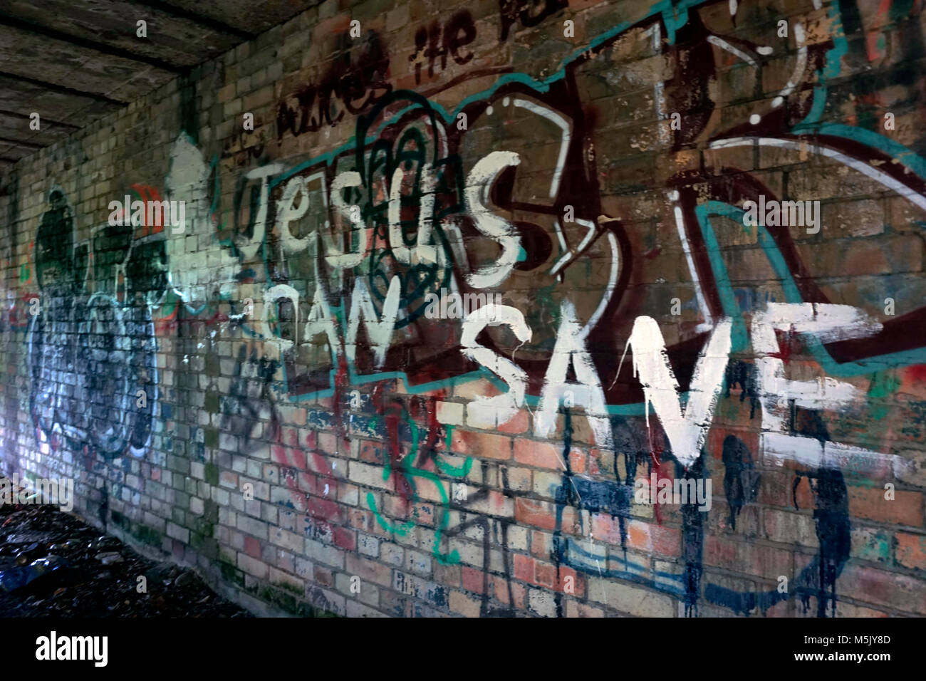 Grafitti sul vecchio Air Raid Shelter parete sizewell suffolk in Inghilterra Foto Stock