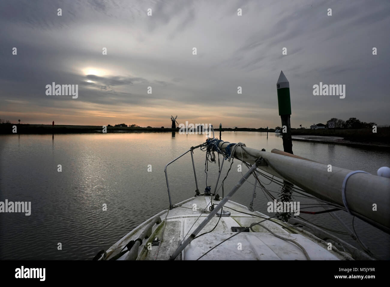 Portando a casa in barca per l'inverno attraverso acqua breydon norfolk Inghilterra Foto Stock