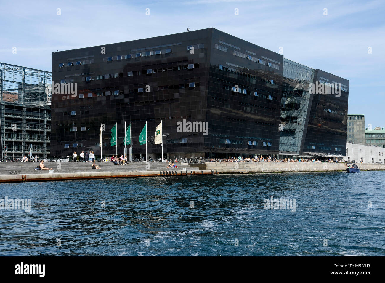 Il Royal Danish Library extension edificio chiamato Den Sorte Diamant (diamante nero) su Slotsholmen (Castello isolotto) nel centro di Copenhagen, Danimarca, Aug Foto Stock