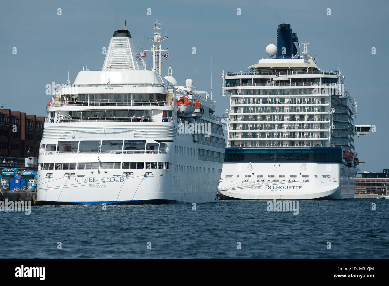 Piccola Nave Da Crociera Silver Cloud Di Silversea Cruises E La Nave Da Crociera Celebrity Eclipse Di Celebrity Cruises In Langelinie Nel Porto Di Copenaghen Den Foto Stock Alamy