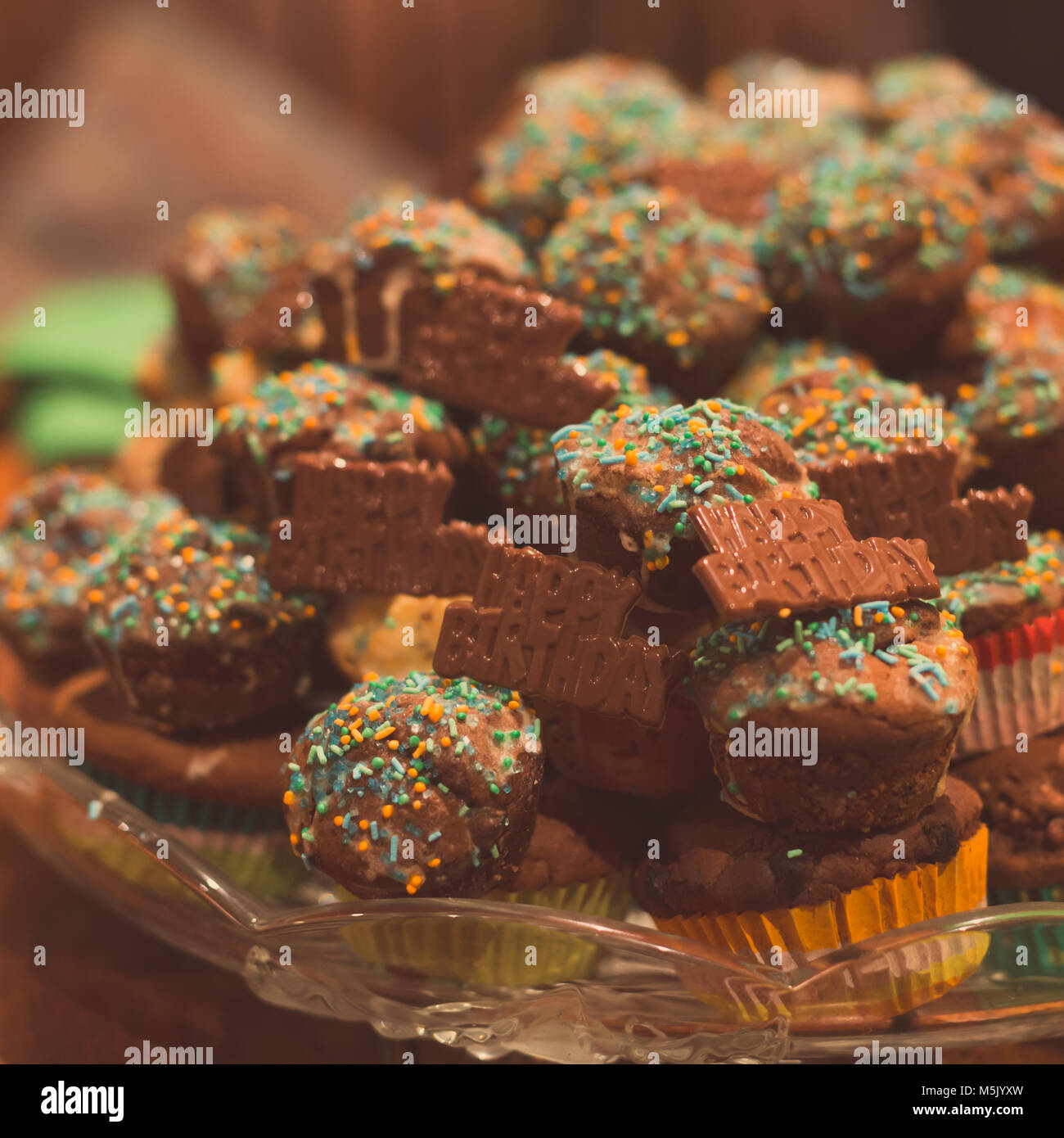 Buon compleanno cupcake pila chiave di basso Foto Stock