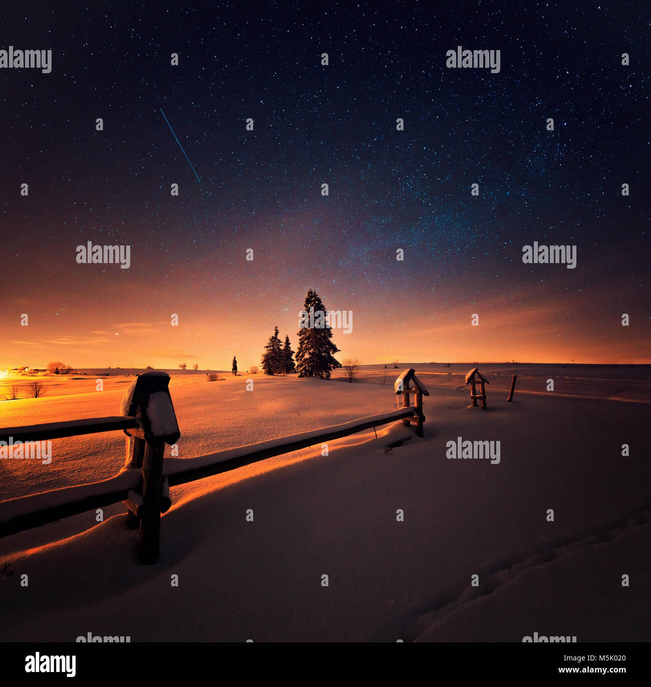 Incredibile paesaggio notturno. Cielo pieno di stelle a notte d'inverno. Bellissimo sfondo di notte. Foto Stock