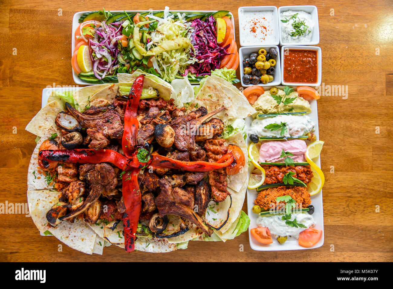La varietà di cibo libanese su un tavolo Foto Stock