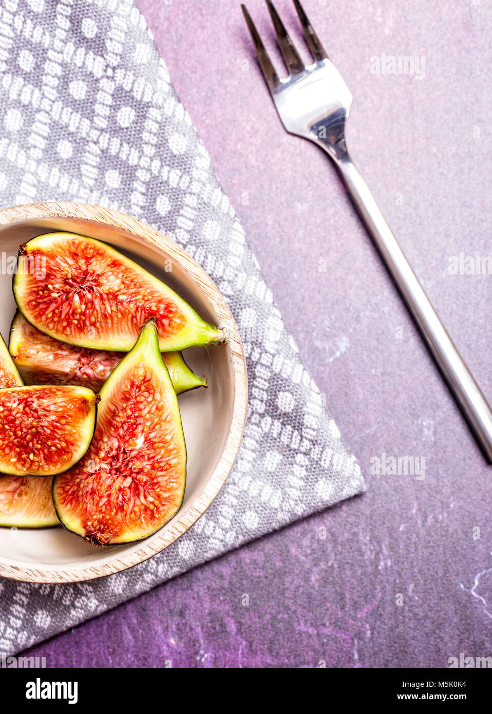 Fichi freschi su sfondo scuro Foto Stock