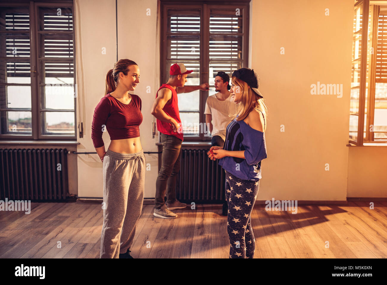 Moderni giovani ragazze danza urbana nel centro fitness Foto Stock