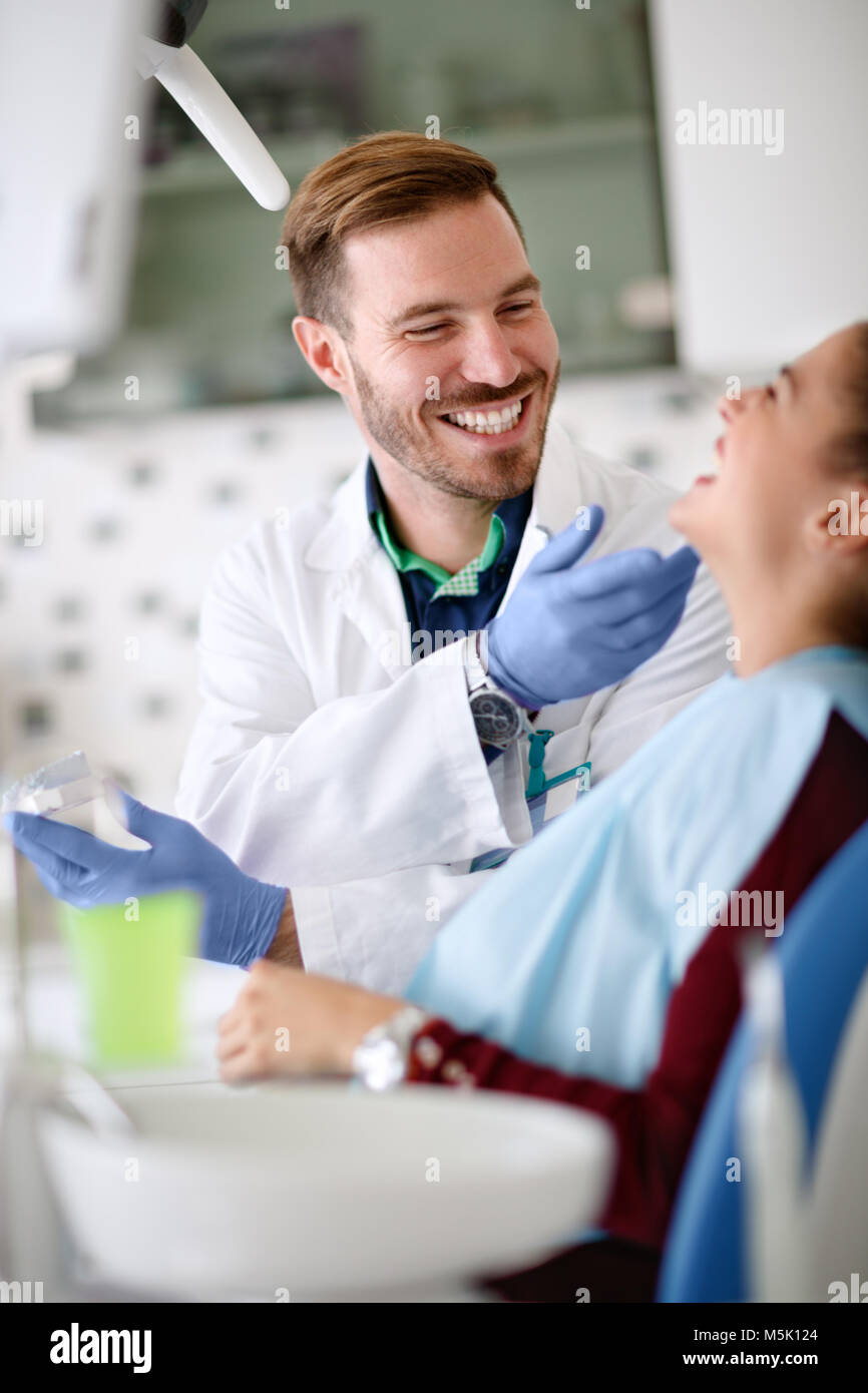 Dentista alla ricerca paziente di sesso femminile Foto Stock