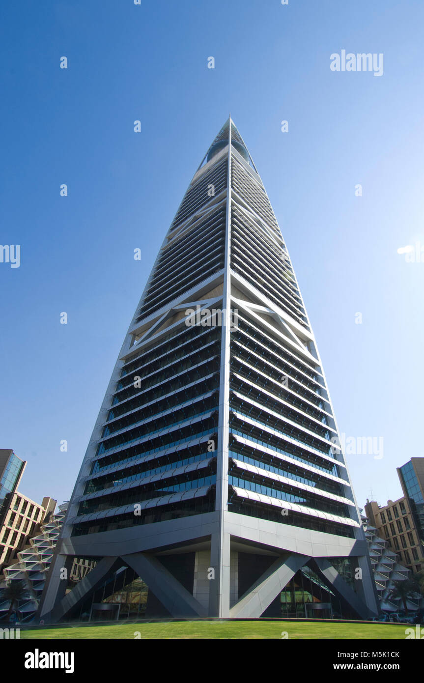 I punti di riferimento di grattacieli ed edifici di Riyadh, Arabia Saudita Capitale su una soleggiata giornata chiara Foto Stock