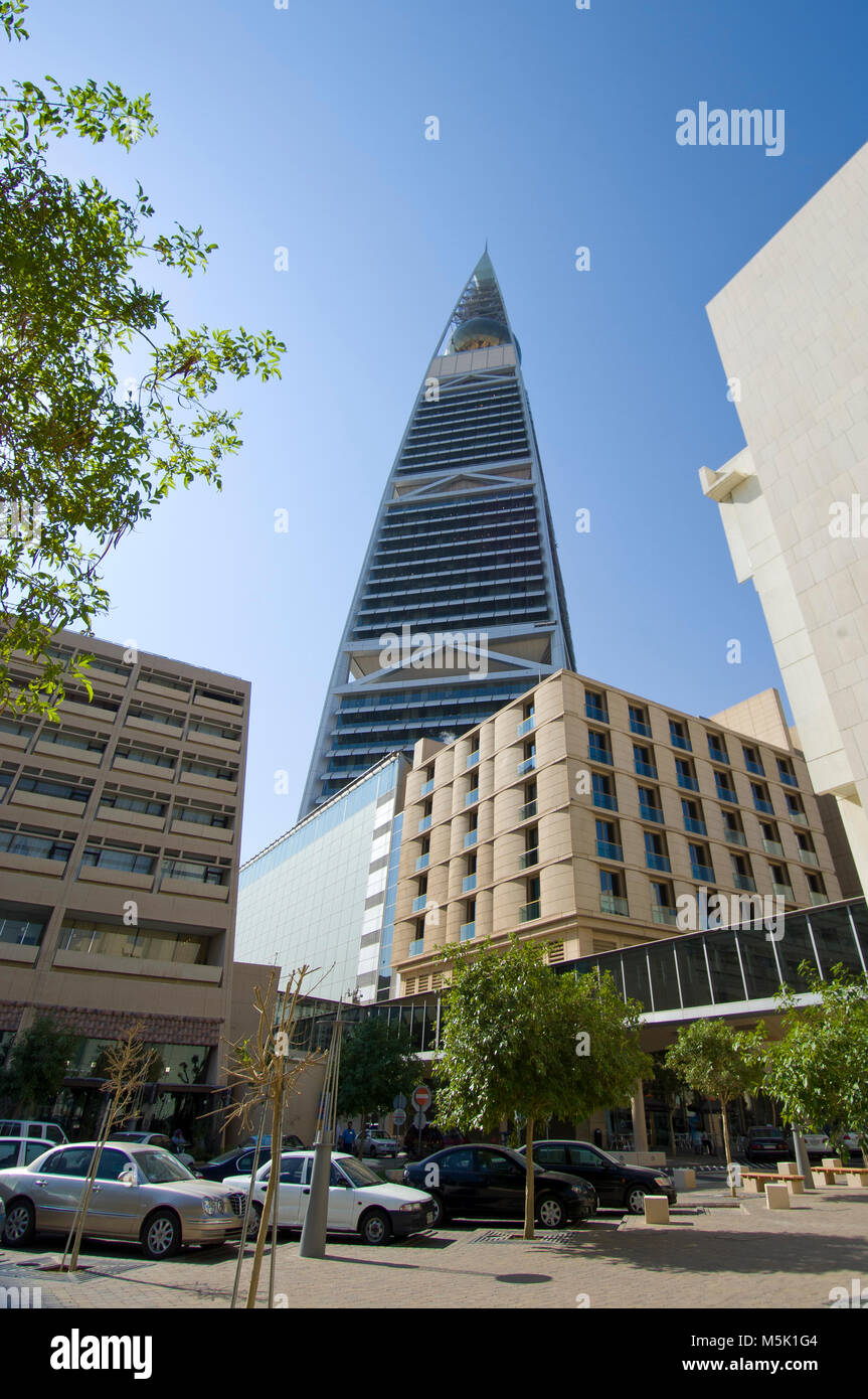 I punti di riferimento di grattacieli ed edifici di Riyadh, Arabia Saudita Capitale su una soleggiata giornata chiara Foto Stock