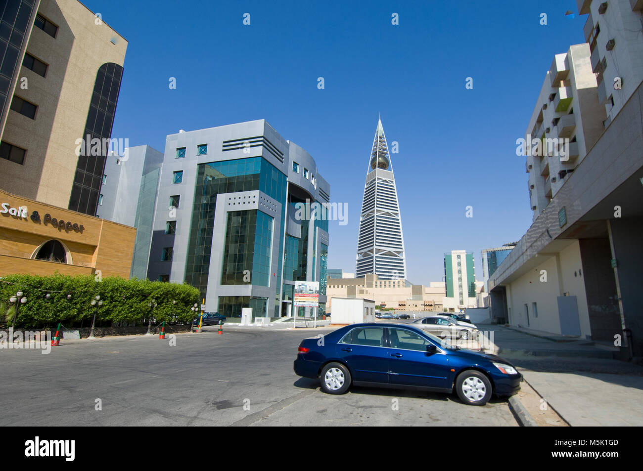 I punti di riferimento di grattacieli ed edifici di Riyadh, Arabia Saudita Capitale su una soleggiata giornata chiara Foto Stock