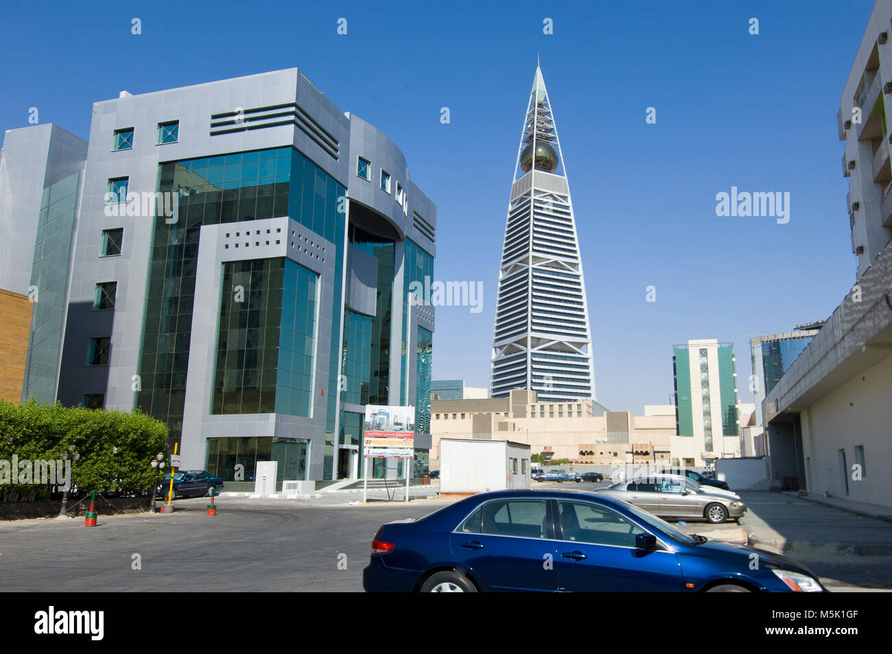 I punti di riferimento di grattacieli ed edifici di Riyadh, Arabia Saudita Capitale su una soleggiata giornata chiara Foto Stock