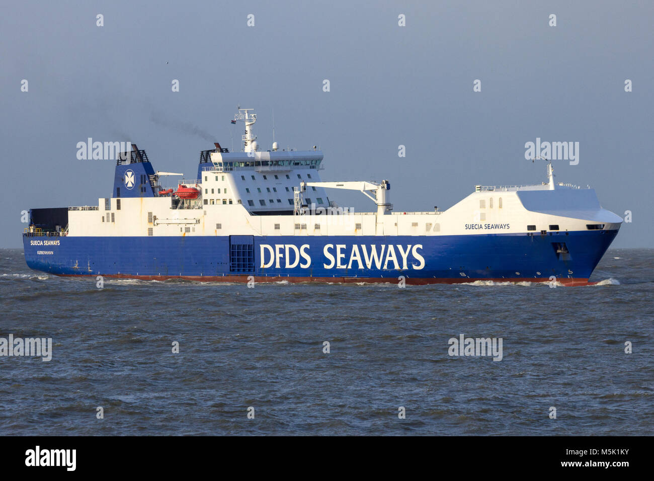 ROTTERDAM, Paesi Bassi - 13 GEN 2012: Ro-Ro nave da DFDS Seaways che arrivano al porto di Rotterdam dal Mare del Nord. Foto Stock