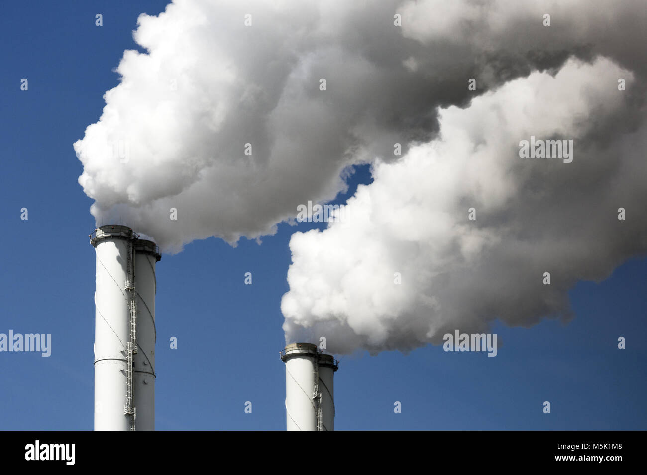 Inquinamento atmosferico da emissioni dei due impianti di alimentazione camini Foto Stock