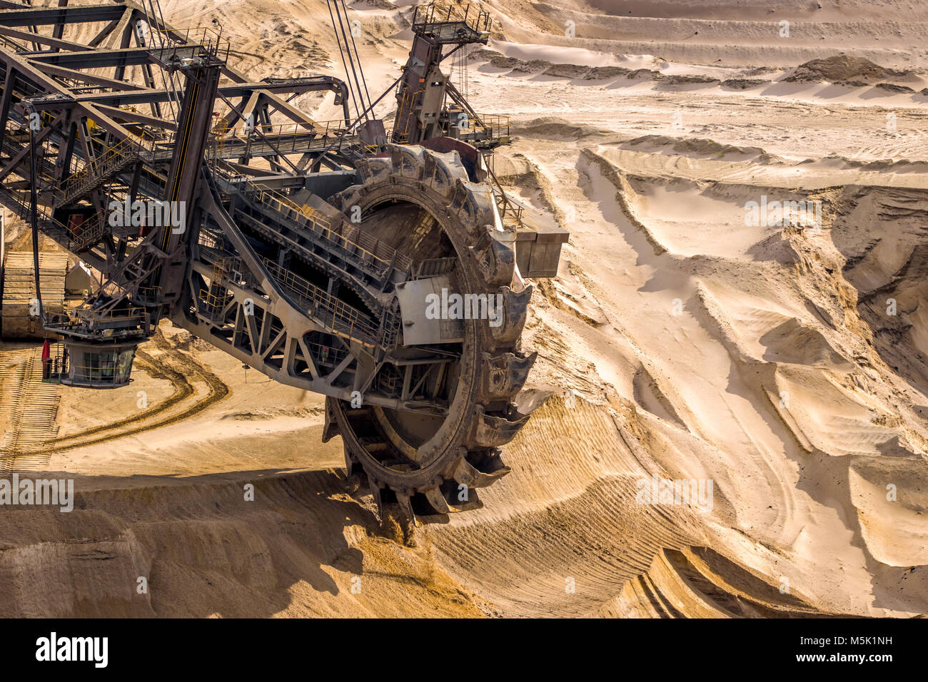 Enorme benna Escavatore a ruote miniere di lignite in una miniera a cielo aperto. Foto Stock