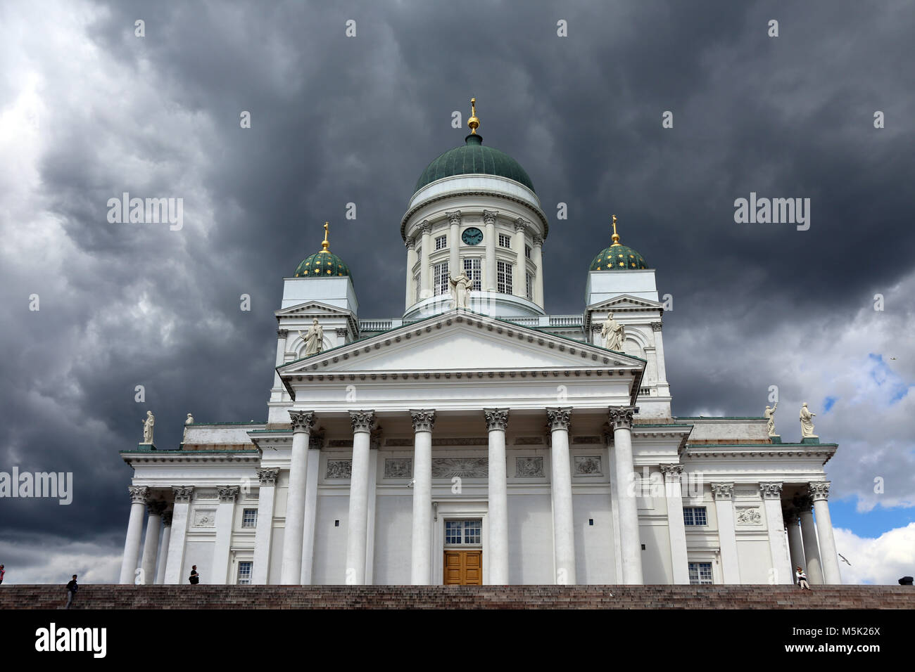 Nuvole scure raccolta sopra la cattedrale di Helsinki, Finlandia Foto Stock