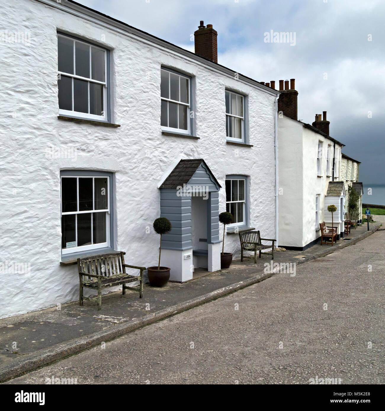 Vecchio dipinto di bianco terrazzato harbourside cottages a Charlestown Harbour utilizzato come location del film per la BBC Poldark serie TV, Cornwall, England, Regno Unito Foto Stock