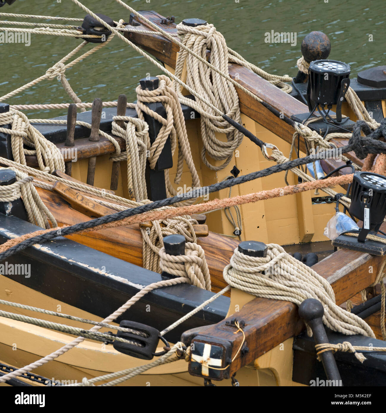 Dettaglio della spirale funi memorizzati da manovre sul ponte di Tall Ship Phoenix in Charlestown Harbour, Cornwall, Regno Unito Foto Stock Dettaglio della spirale funi memorizzati da manovre sul ponte di Tall Ship Phoenix in Charlestown Harbour, Cornwall, Regno Unito Foto Stock