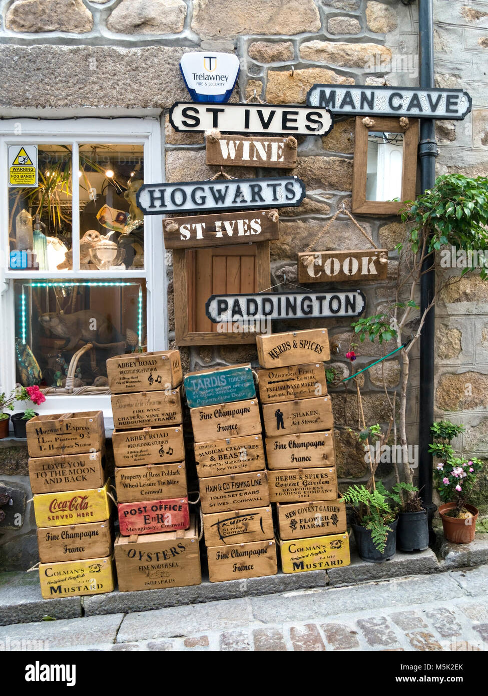Display eclettico di merci al di fuori di Kudos vecchio curiosità, mobili di antiquariato e collezionismo shop in Fore Street, St. Ives, Cornwall, Regno Unito Foto Stock