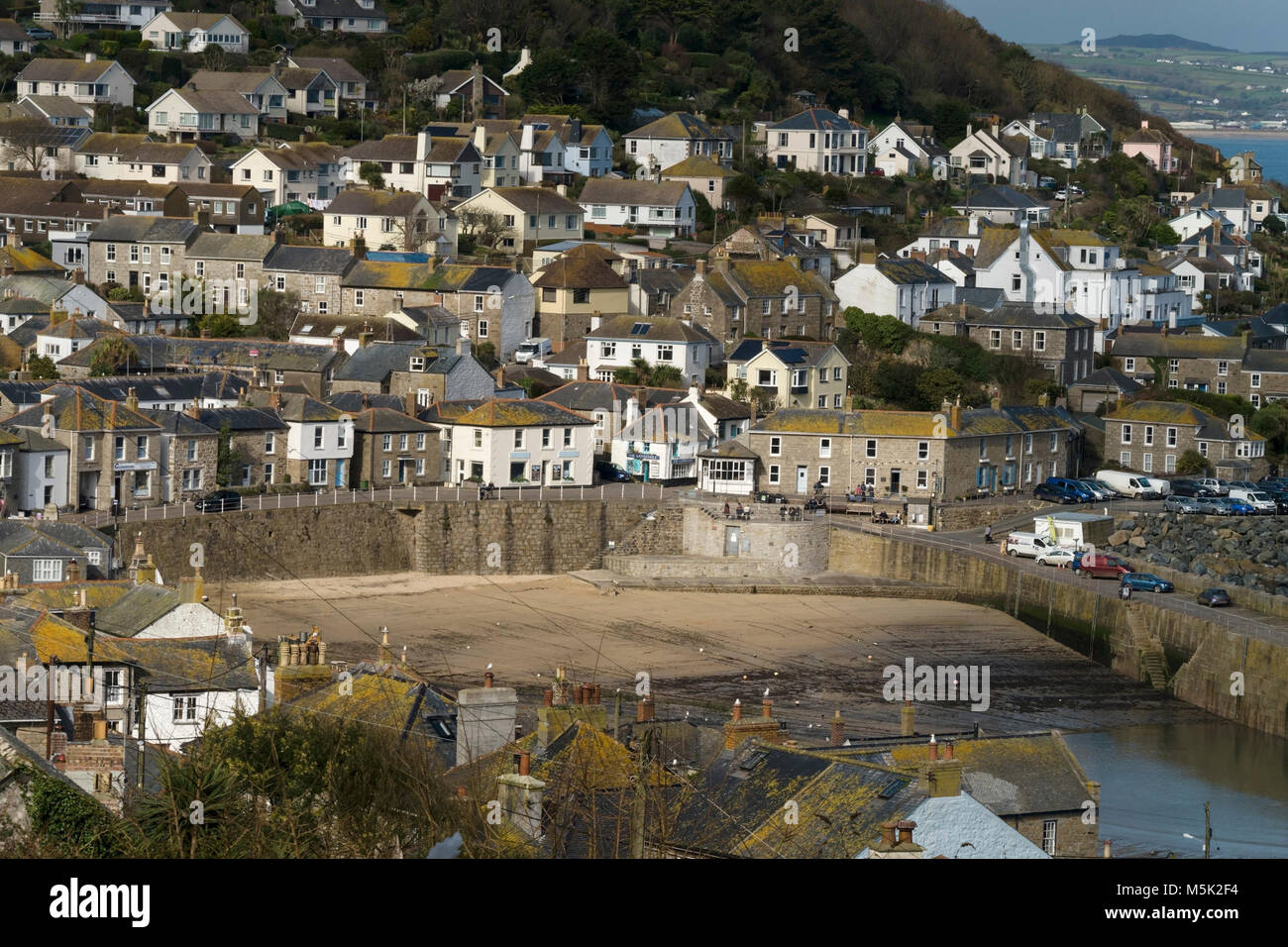 Mousehole Cornish città costiera e porto dall'alto, Cornovaglia, Inghilterra, Regno Unito. Foto Stock
