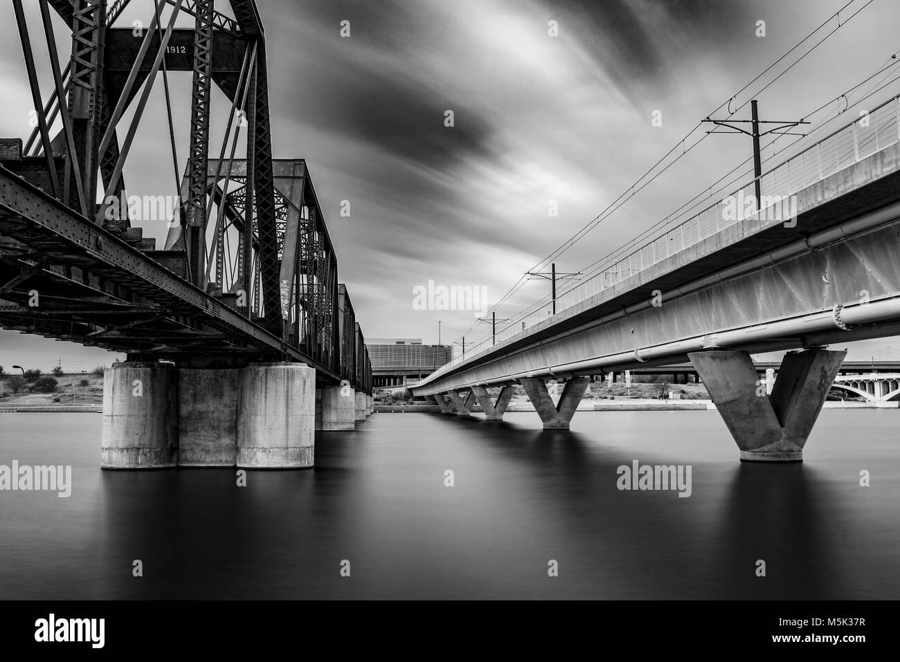 Un meraviglioso moody giornata in Arizona. Essa è stata la perfetta giorno nuvoloso per alcune fotografie con lunghi tempi di esposizione a Tempe Town Lake. Tempe è molto interessante. Foto Stock