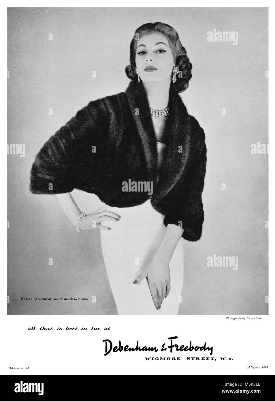 1953 British pubblicità per Debenham & Freebody department store, Londra. Il modello è Fiona Campbell-Walter. Foto Stock