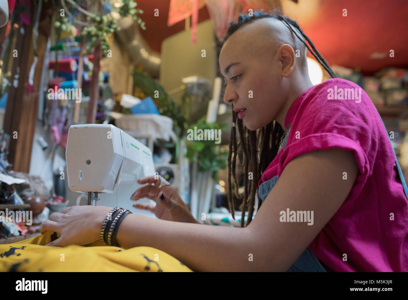 Ritratto di elegante femmina giovane designer al lavoro Foto Stock
