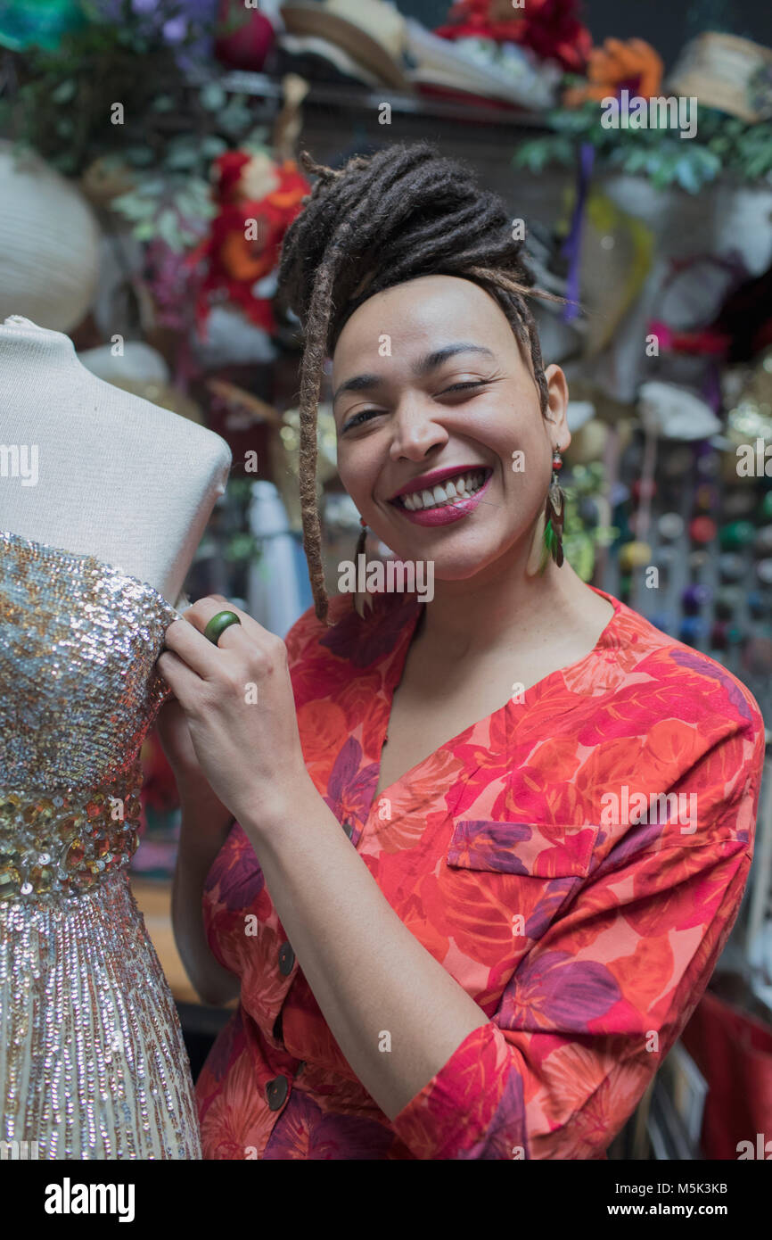 Ritratto di elegante femmina giovane stilista di moda al lavoro Foto Stock