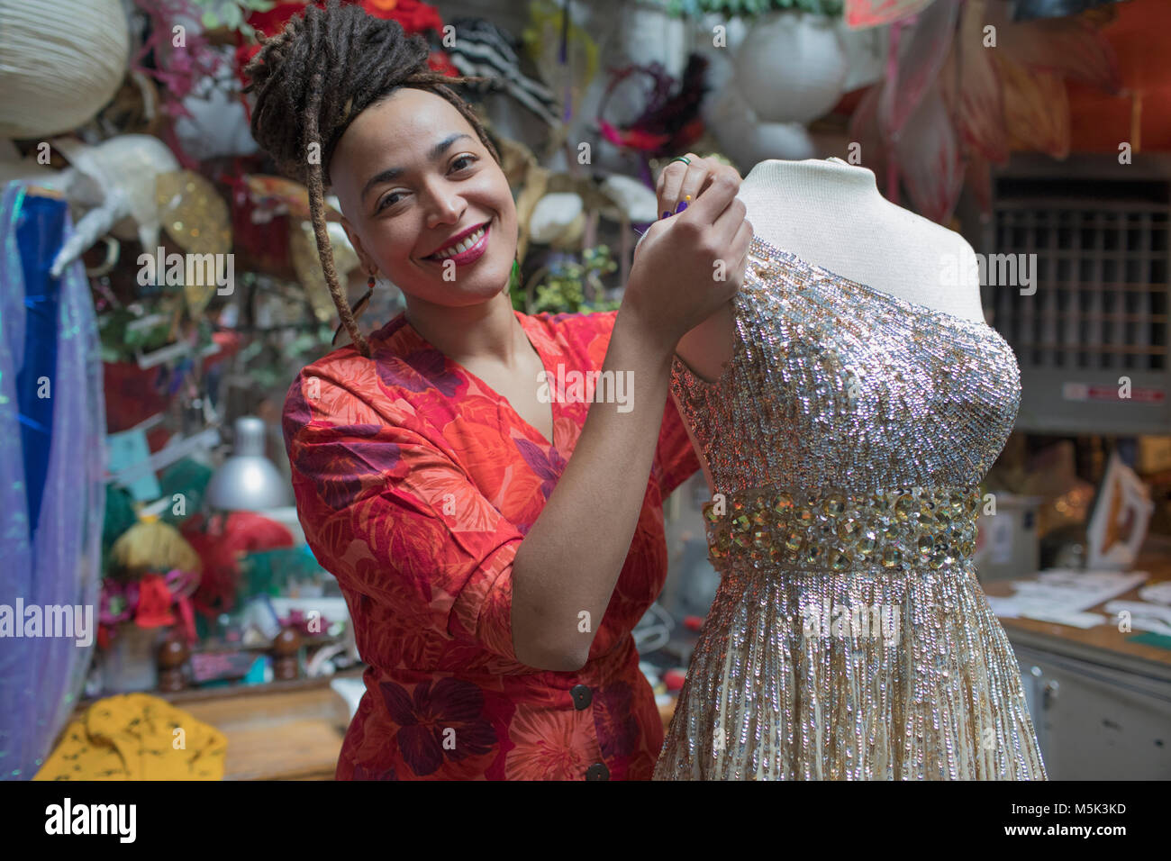 Ritratto di elegante femmina giovane stilista di moda al lavoro Foto Stock