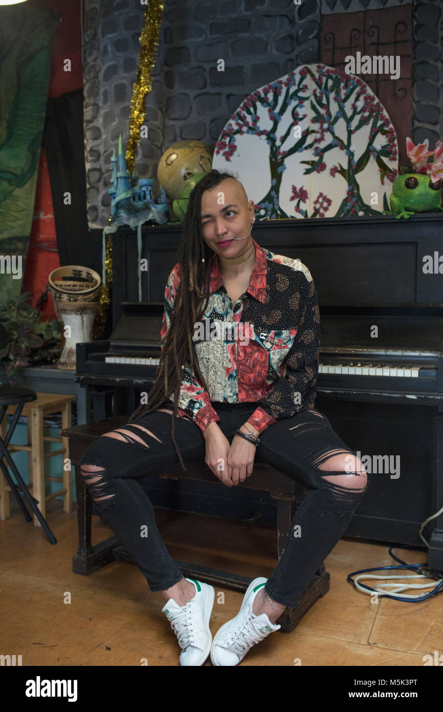 Ritratto di giovane artista femal seduti nella parte anteriore del piano Foto Stock