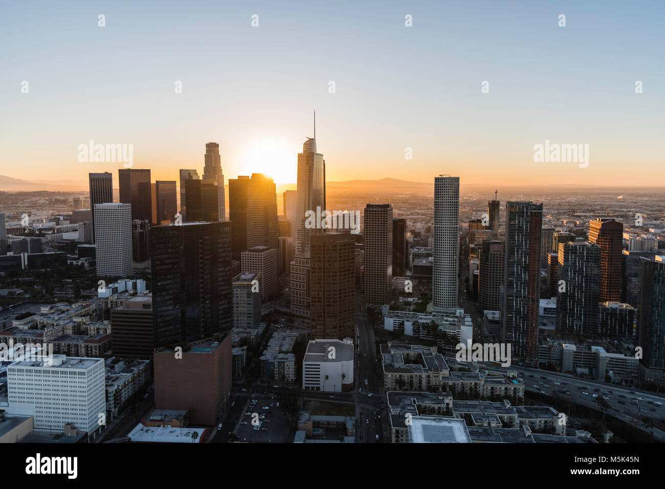 Sunrise vista aerea downtown Los Angeles skyline nella California Meridionale. Foto Stock