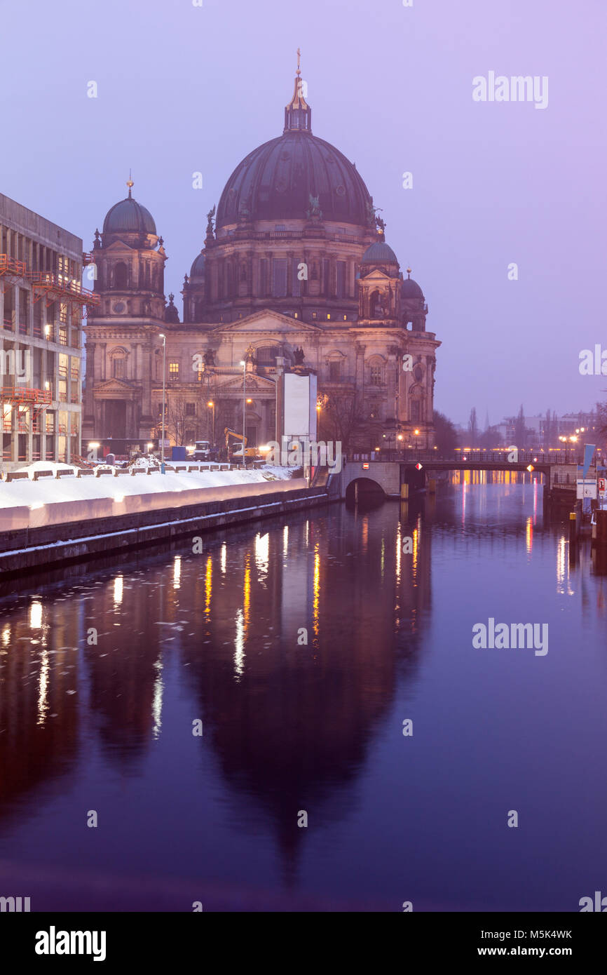 Cattedrale di Berlino - suprema evangelica Chiesa Parrocchiale e Collegiata visto all'alba. Berlino, Germania Foto Stock