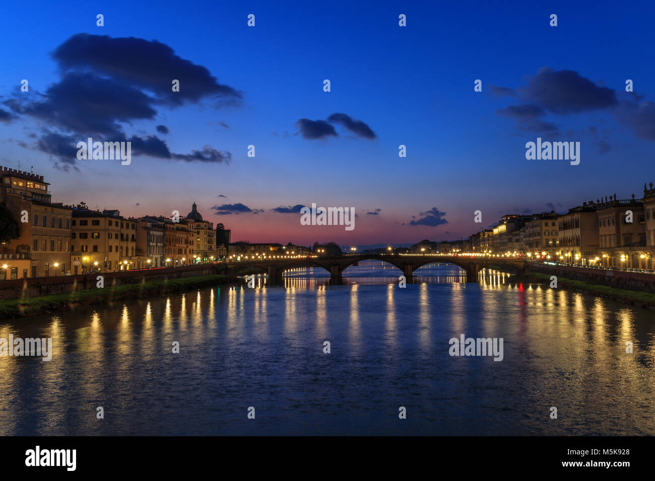 Vista del fiume Arno e si trova nel centro storico di Firenze Foto Stock