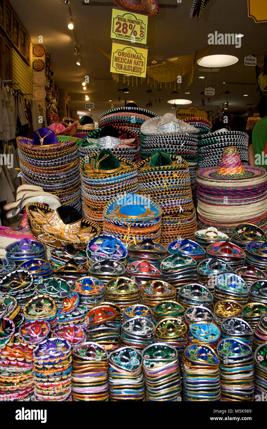 Cappelli messicano per la vendita, il negozio di souvenir a passeggiare lungomare di Play del Carmen, Caraibi, Messico Foto Stock