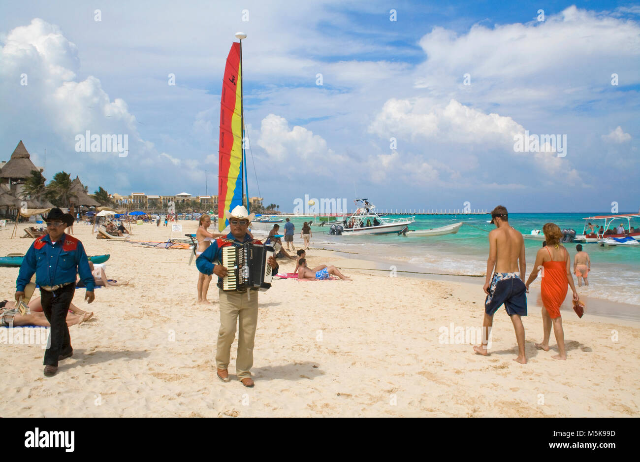 Uomo messicano a suonare la fisarmonica presso la spiaggia di Playa del Carmen, Messico, Caraibi Foto Stock