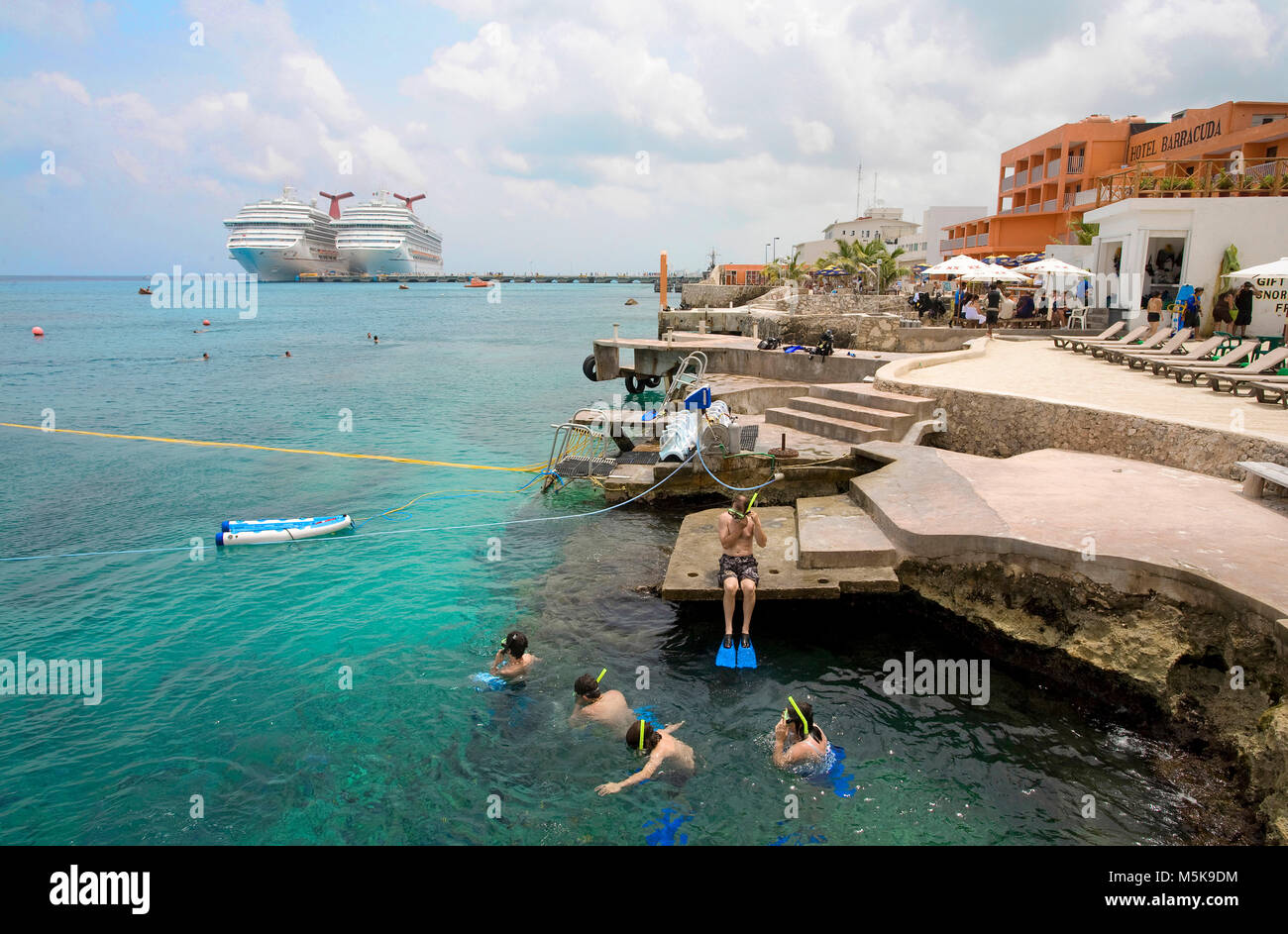 Snorkeller ad una piattaforma di balneazione, crociera Carnival Valor e conquista di carnevale al terminale, San Miguel, Cozumel, Messico, Caraibi Foto Stock