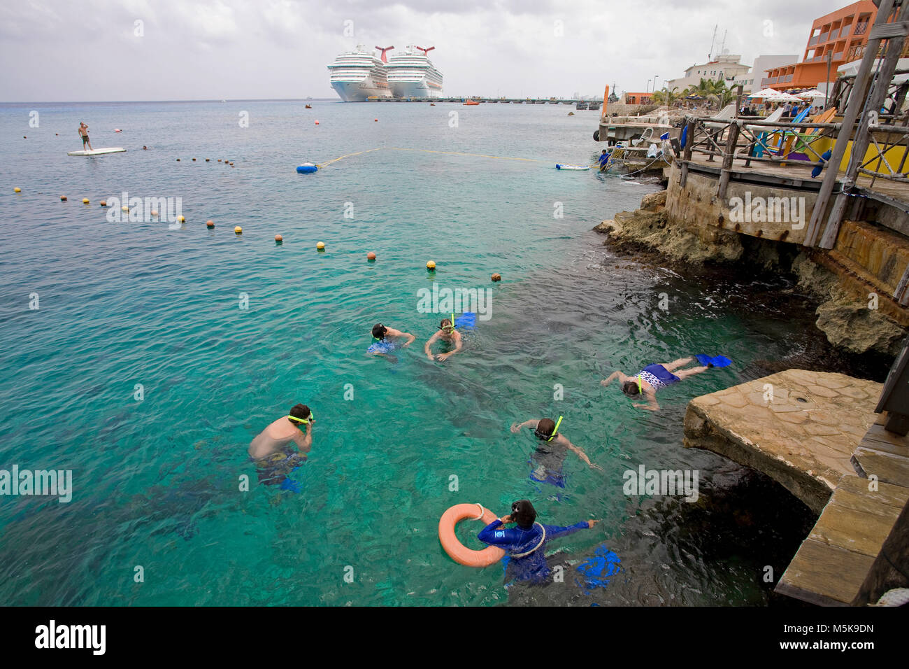Snorkeller ad una piattaforma di balneazione, crociera Carnival Valor e conquista di carnevale al terminale, San Miguel, Cozumel, Messico, Caraibi Foto Stock