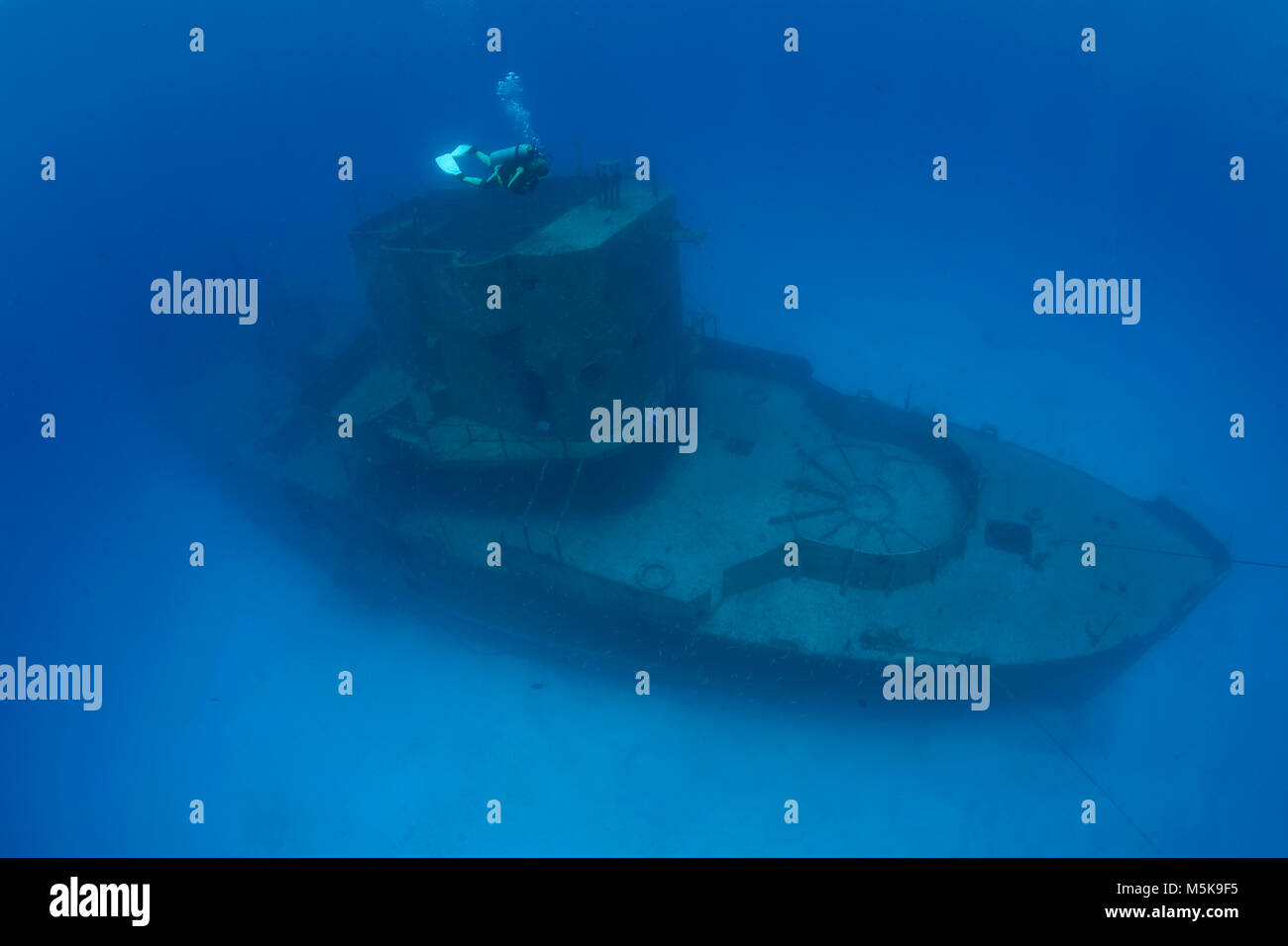 Scuba Diver presso le miniere più chiaro C-53, bonificata come attrazione di immersione a giugno 2000, Cozumel, Messico, Caraibi Foto Stock