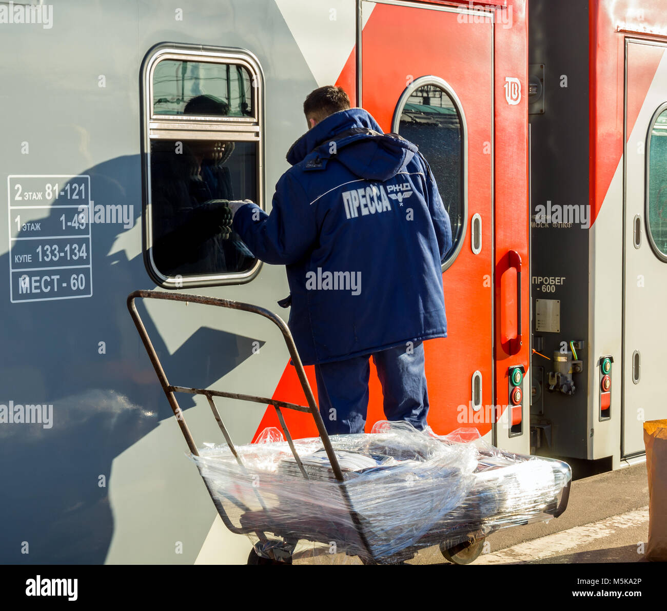 Voronezh, Russia - 24 Aprile 2017: il corriere ha portato il fresco premere per la partenza del treno Foto Stock