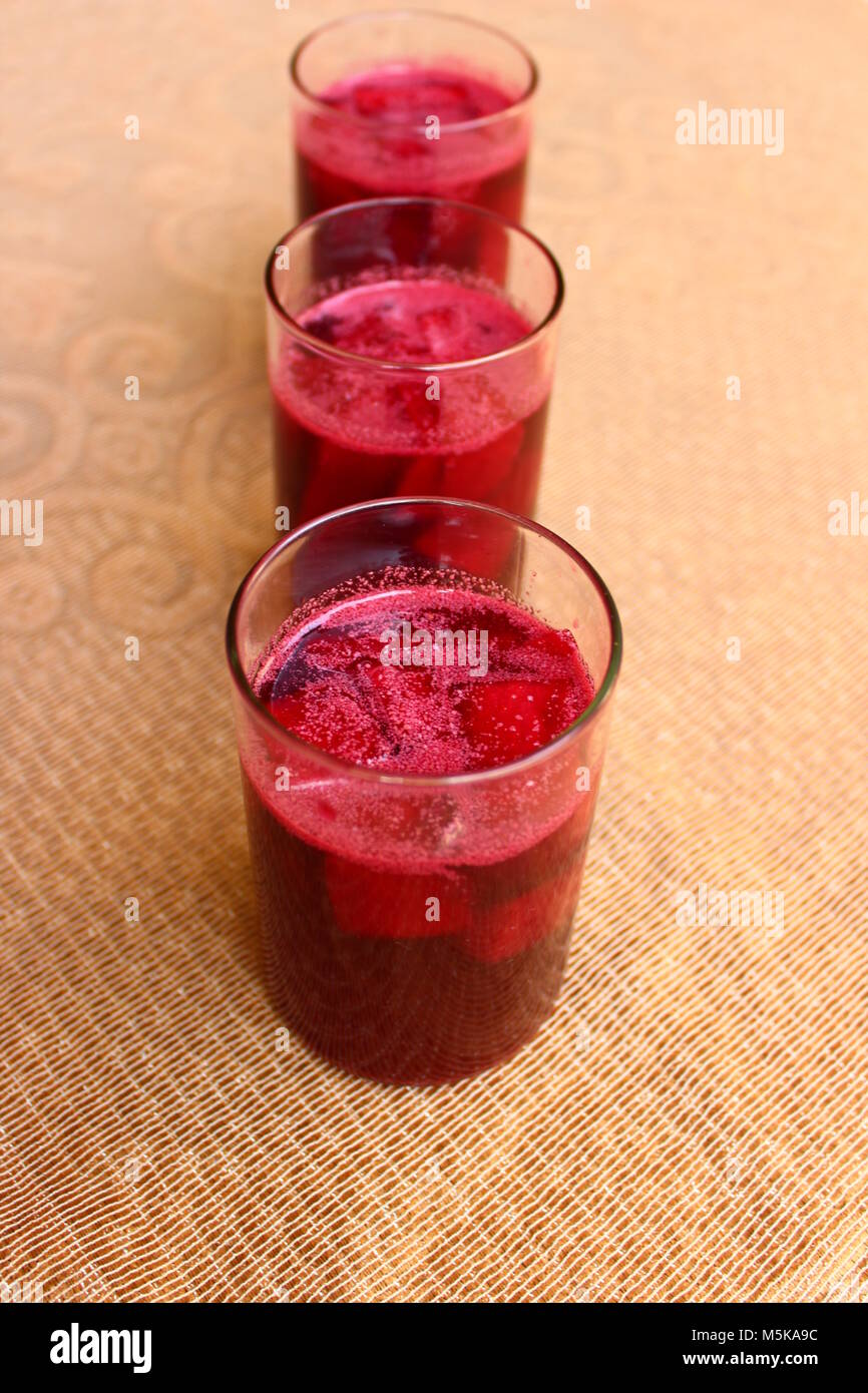 Bicchieri riempiti con barbabietole e carote nero Kanji, un Indiano fermentato drink probiotici Foto Stock