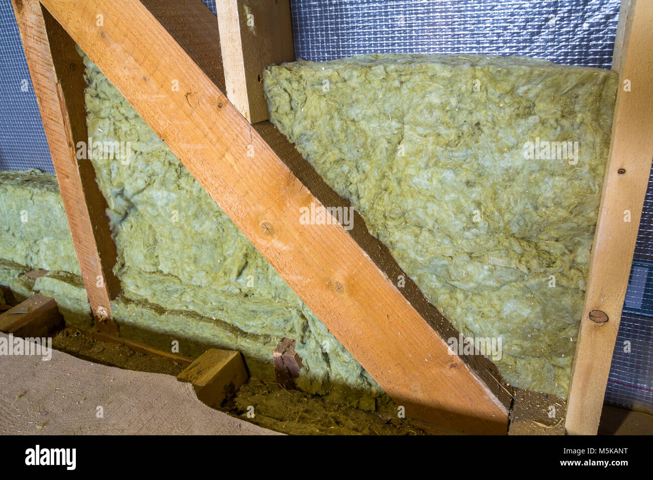 Isolamento termico minerale lana di roccia installazione presso il nuovo edificio parete attico Foto Stock