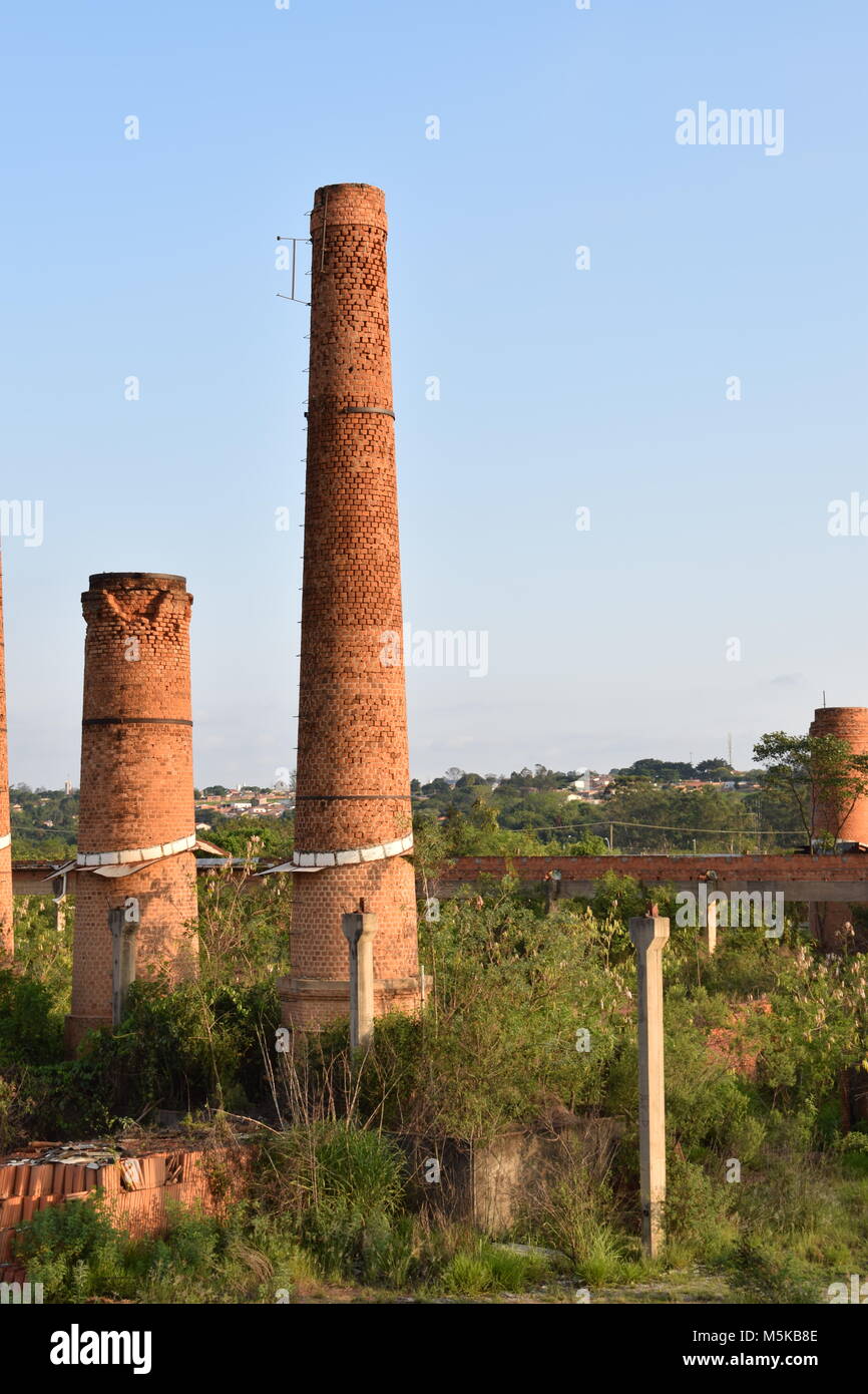 Abbandonati i camini in ceramica Foto Stock