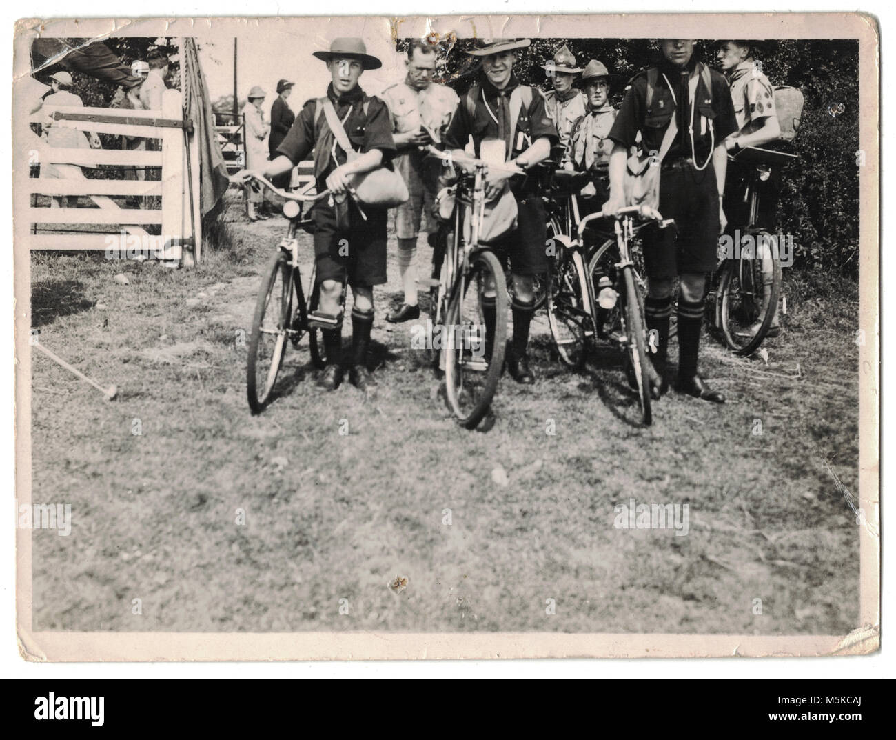 Un gruppo di scout la voce off sulla loro bicicletta al quinto mondo Boy Scout Jamboree, svoltasi a Bloemendaal Vogelenzang Holland, Paesi Bassi, dal 30 luglio al 13 agosto 1937 Foto Stock